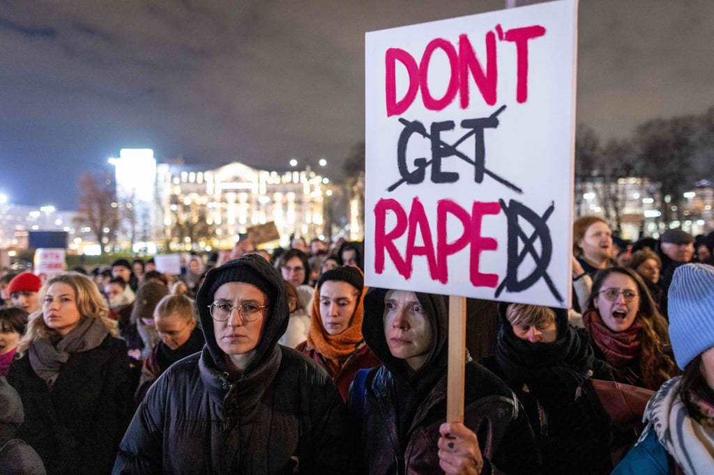 Around a thousand people rallied in Warsaw on Wednesday after the death of a raped Belarusian immigrant. Photo: AFP