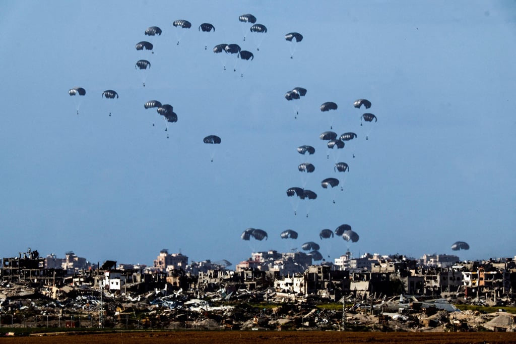 Packages fall towards northern Gaza, after being dropped from a military aircraft. Photo: Reuters