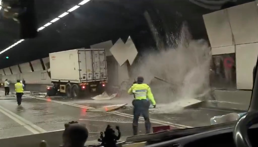 Water gushes from a section of the Cheung Tsing Tunnel in Hong Kong on Saturday. Photo: Facebook/黃耀雄 Water gushes from a section of the Cheung Tsing Tunnel in Hong Kong on Saturday. Photo: Facebook/黃耀雄