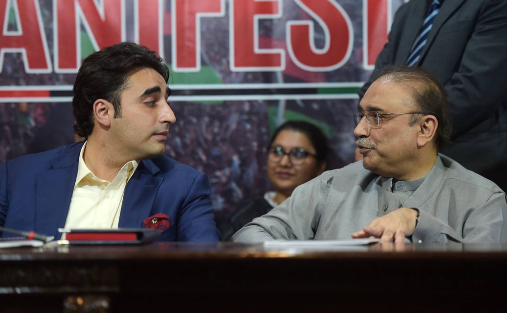 Chairman of the Pakistan Peoples Party Bilawal Bhutto Zardari (left) chats with his father Asif Ali Zardari prior to presenting their party manifesto in 2018. Photo: AFP Chairman of the Pakistan Peoples Party Bilawal Bhutto Zardari (left) chats with his father Asif Ali Zardari prior to presenting their party manifesto in 2018. Photo: AFP