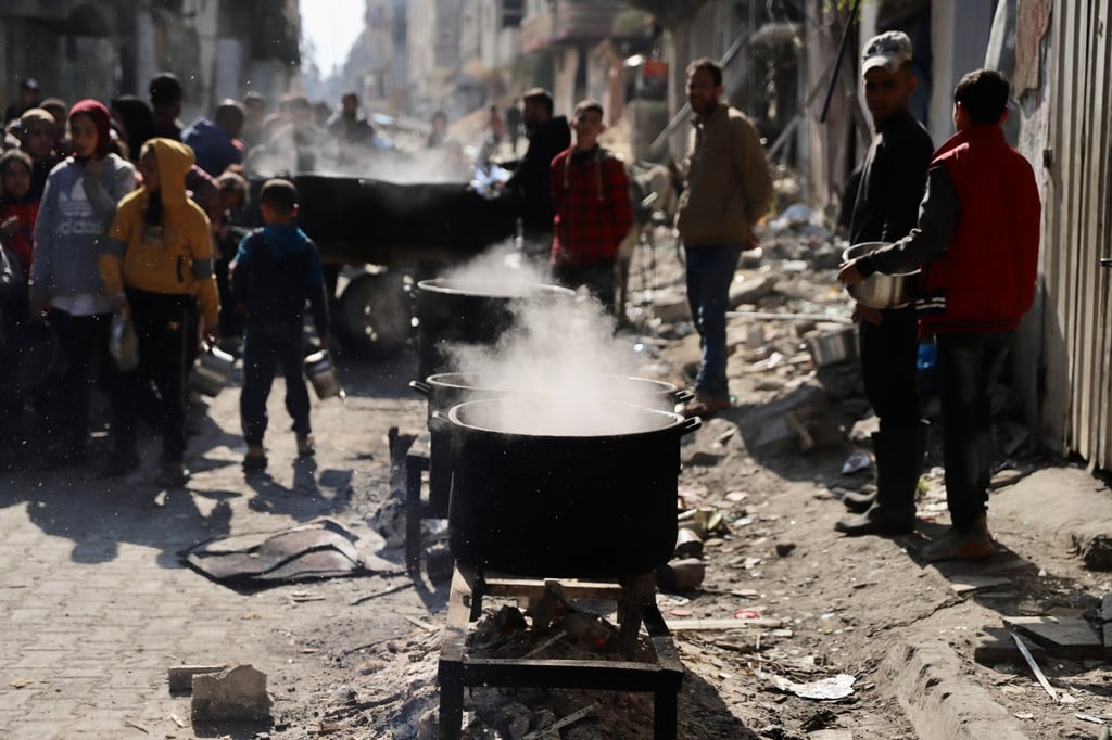 People wait to receive cooked food at a refugee camp in northern Gaza Strip on February 27. Photo: Xinhua People wait to receive cooked food at a refugee camp in northern Gaza Strip on February 27. Photo: Xinhua