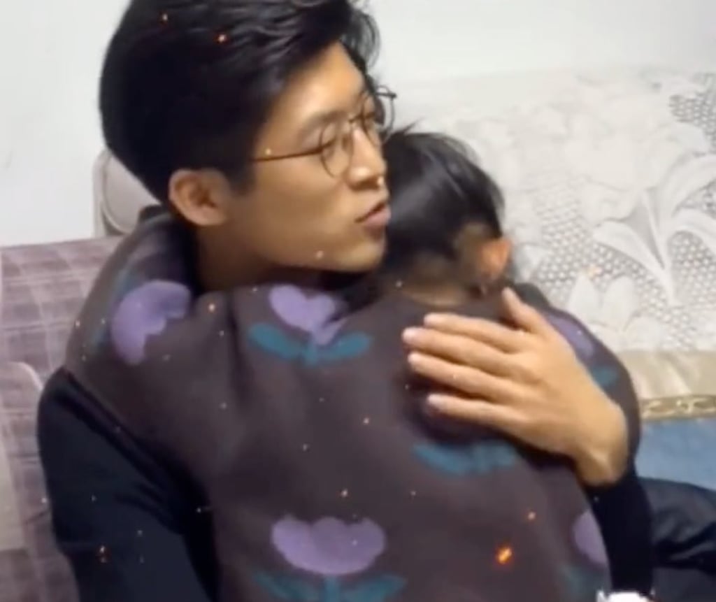 The little girl buries her head in the chest of her father after being overwhelmed by the amount of homework she has to finish. Photo: Douyin The little girl buries her head in the chest of her father after being overwhelmed by the amount of homework she has to finish. Photo: Douyin