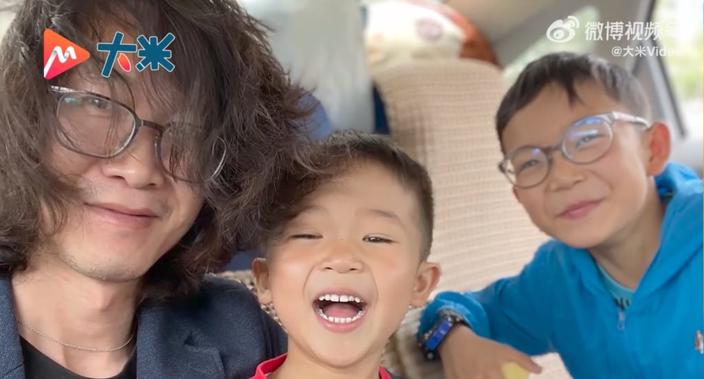 Li Wei, pictured with his two children, endures intense periods of learning before he takes to the internet to teach. Photo: Weibo Li Wei, pictured with his two children, endures intense periods of learning before he takes to the internet to teach. Photo: Weibo