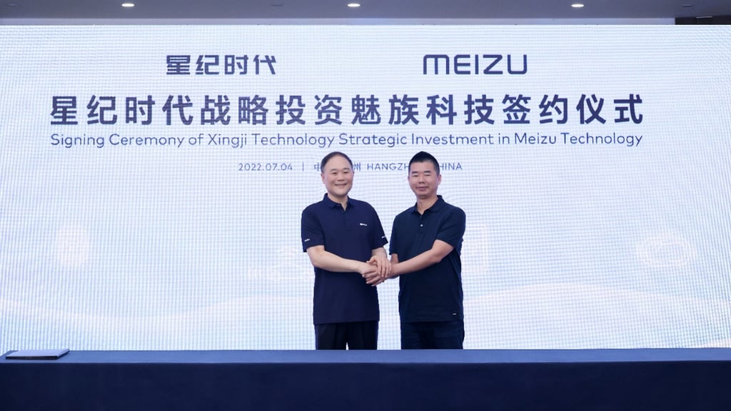 Geely founder Li Shufu (left) with Meizu founder Huang Zhang at a ceremony marking the acquisition of the Chinese smartphone maker, in Hangzhou, Zhejiang province, on July 4, 2022. Photo: Handout
