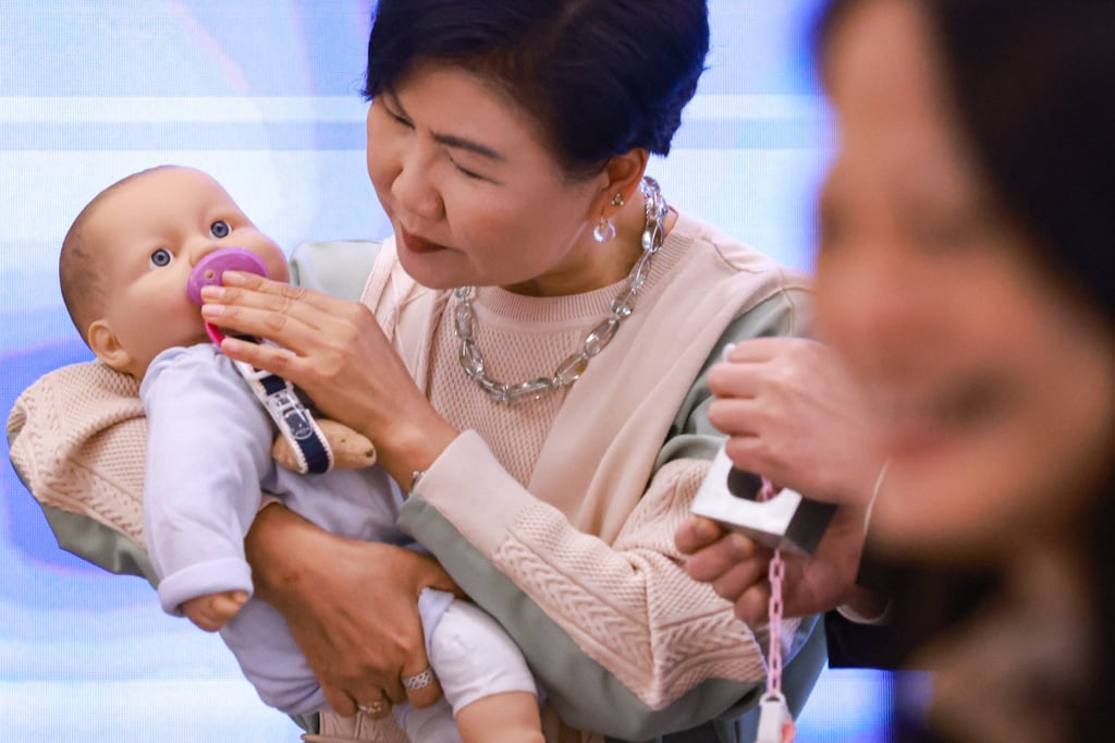 The council’s Chief Executive, Gilly Wong (L), has advised parents to examine dummies for ventilation holes before purchasing. Photo: May Tse The council’s Chief Executive, Gilly Wong (L), has advised parents to examine dummies for ventilation holes before purchasing. Photo: May Tse