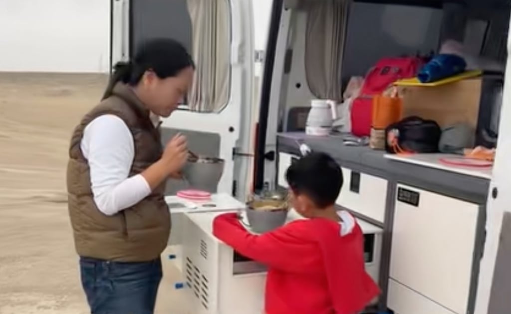 The educational tour has taken the family to an array of places in China, including a desert area of the country, where the boy and his mother enjoyed an alfresco meal. Photo: Bilibili