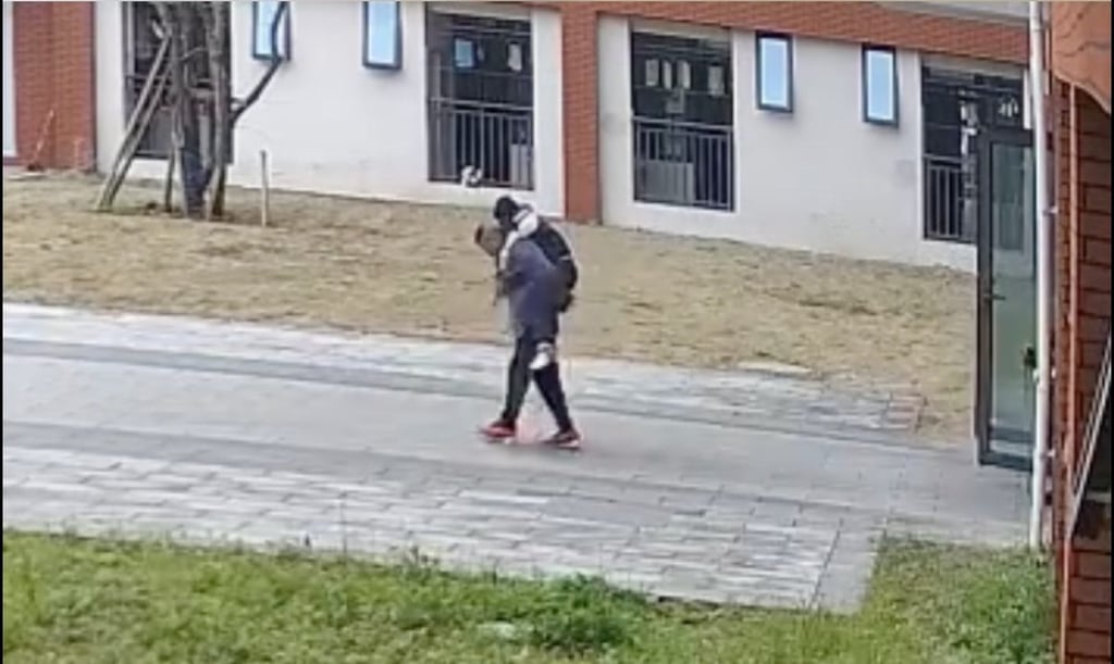 When his student falls asleep, the teacher carries him down several floors and to the school’s car park before taking him home in his car. Photo: cqnews.net When his student falls asleep, the teacher carries him down several floors and to the school’s car park before taking him home in his car. Photo: cqnews.net