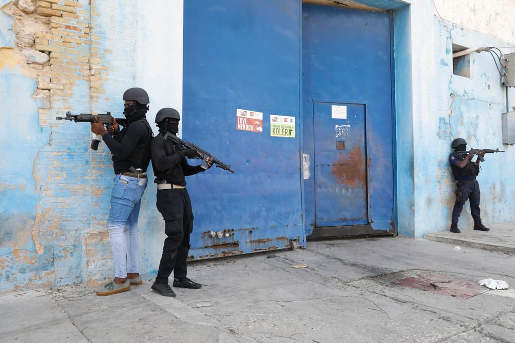 Police guard outside the empty main penitentiary after a small fire inside. Photo: AP Police guard outside the empty main penitentiary after a small fire inside. Photo: AP