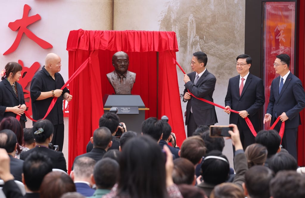 (From left) Louis Cha’s children Edna Cha and Andrew Cha; culture minister Kevin Yeung; Chief Executive John Lee; and Tourism Board Chairman Pang Yiu-kai attend the opening ceremony of the exhibition. Photo: Yik Yeung-man (From left) Louis Cha’s children Edna Cha and Andrew Cha; culture minister Kevin Yeung; Chief Executive John Lee; and Tourism Board Chairman Pang Yiu-kai attend the opening ceremony of the exhibition. Photo: Yik Yeung-man