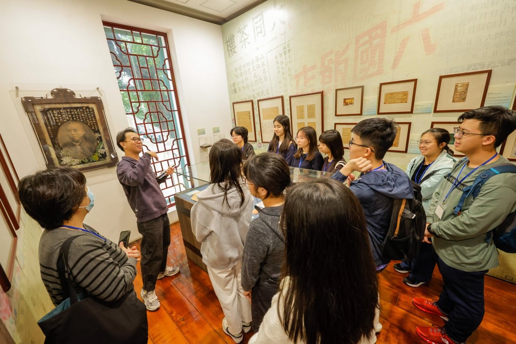 A guide at Macau Tea Culture House tells Hong Kong students about Macau’s sustainable practices, including the recycling of tea leaf residues into cups and utensils, during the ‘Macau Unlocked’ tour. A guide at Macau Tea Culture House tells Hong Kong students about Macau’s sustainable practices, including the recycling of tea leaf residues into cups and utensils, during the ‘Macau Unlocked’ tour.