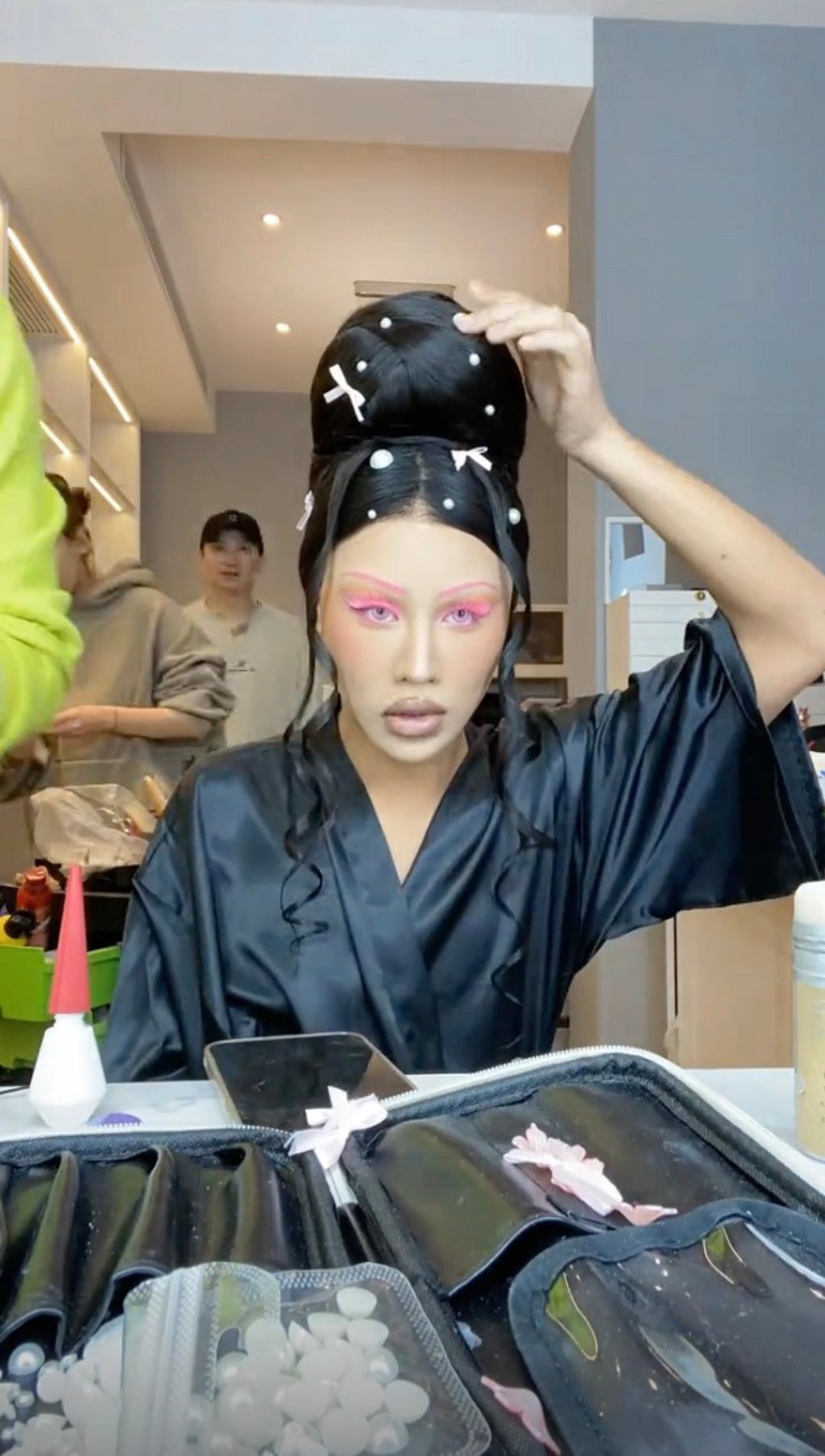 Male beauty blogger Nie, from Shanghai, begins to develop one of Cardi B’s signature looks. Photo: Douyin Male beauty blogger Nie, from Shanghai, begins to develop one of Cardi B’s signature looks. Photo: Douyin