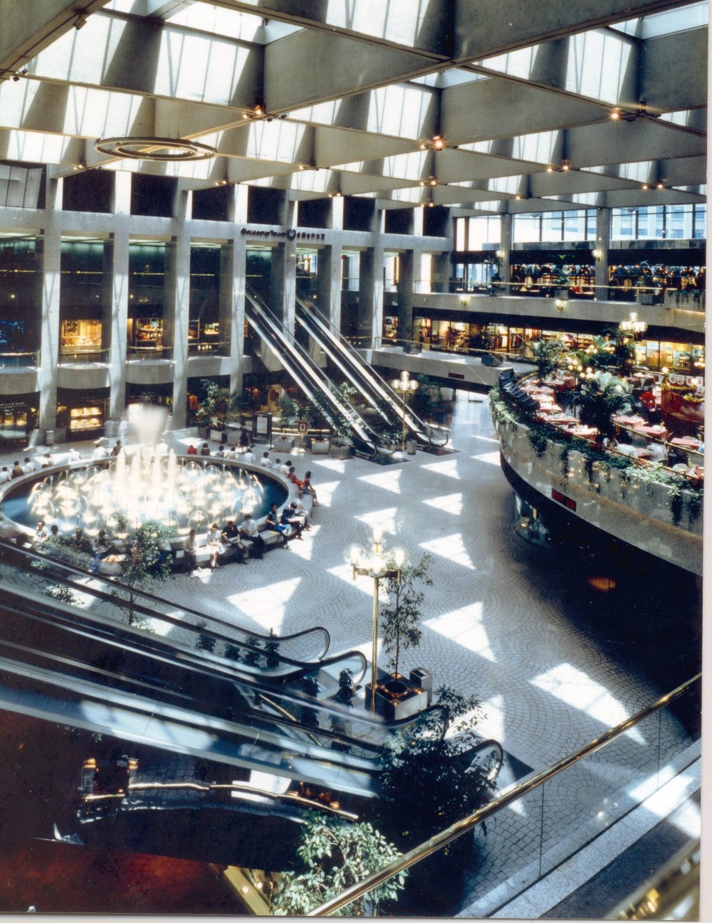 Landmark Atrium in 1980. Named The Landmark when it first opened, the building redefined the Central district as not only a place for work, but also for enjoying a premium lifestyle.