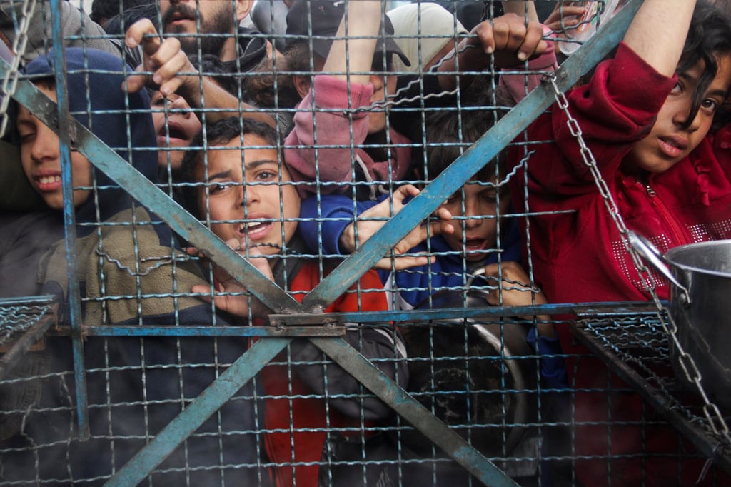 Palestinians line up to receive free meals at Jabaliya refugee camp in the Gaza Strip. Photo: AP Palestinians line up to receive free meals at Jabaliya refugee camp in the Gaza Strip. Photo: AP