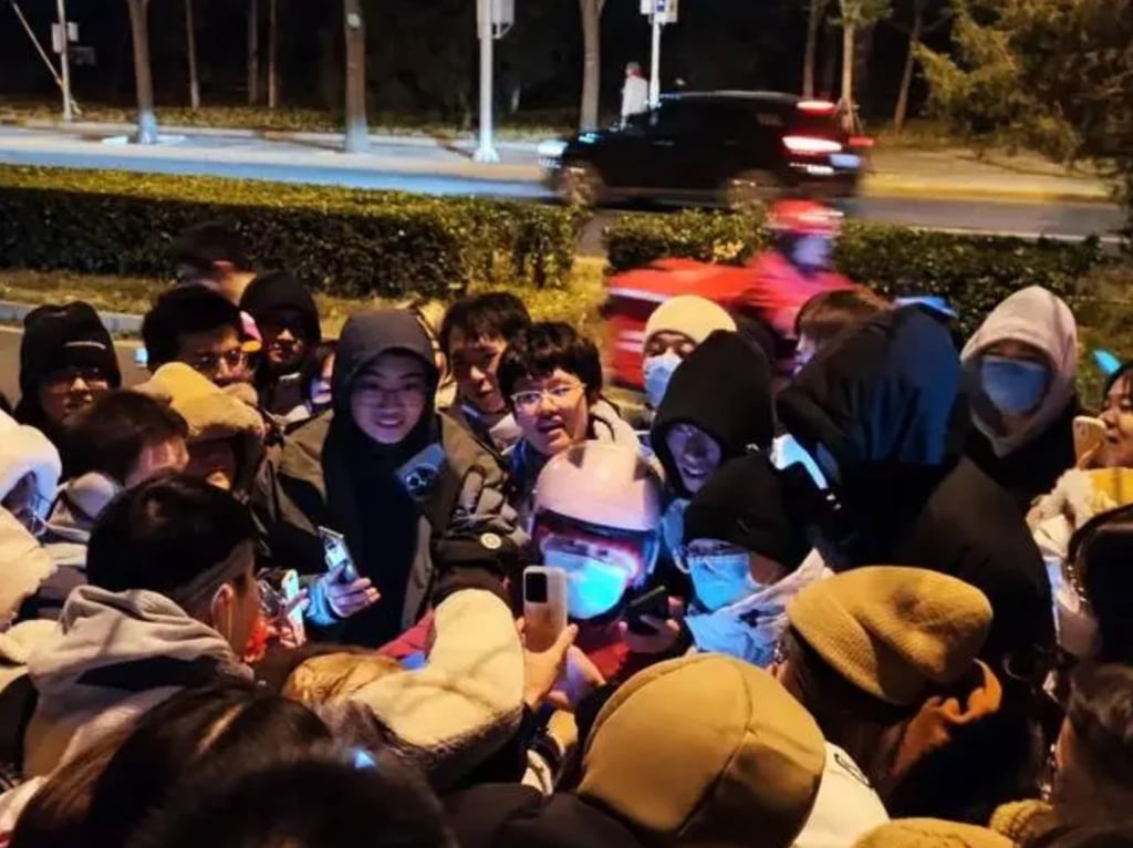 Roasted goose leg specialist, Chen Xiufeng, is surrounded by admiring students who love her cooking. Photo: Baidu Roasted goose leg specialist, Chen Xiufeng, is surrounded by admiring students who love her cooking. Photo: Baidu