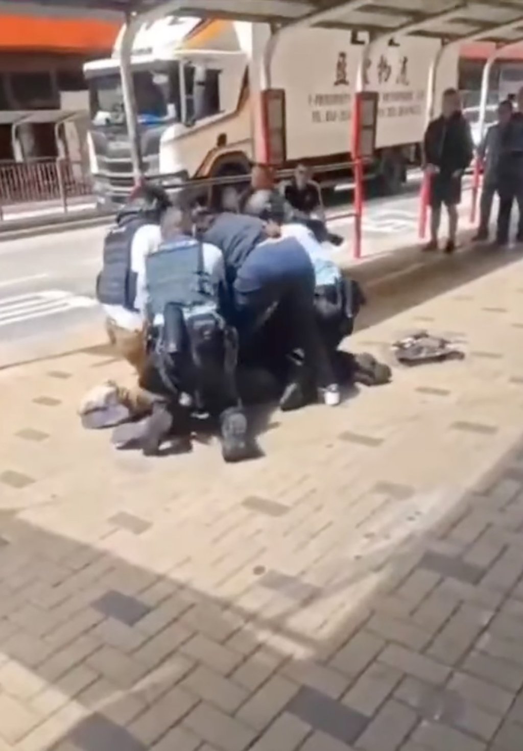 Officers grab the knife and pin the man down. Photo: Facebook / @ 香港突發報料區 Officers grab the knife and pin the man down. Photo: Facebook / @ 香港突發報料區