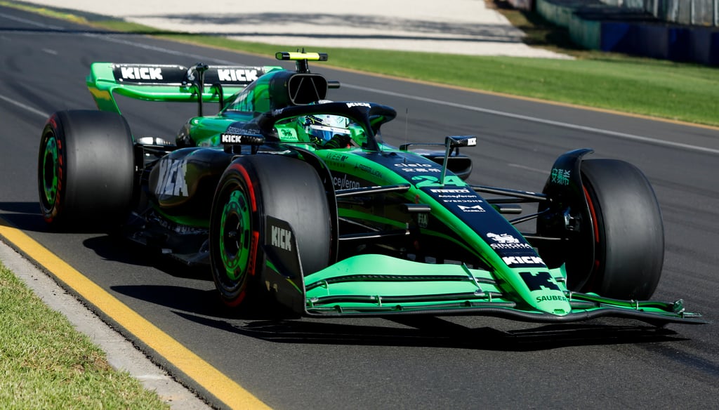 Zhou Guanyu drives back to the pit lane after damaging his front wing during qualifying. Photo: Xinhua Zhou Guanyu drives back to the pit lane after damaging his front wing during qualifying. Photo: Xinhua