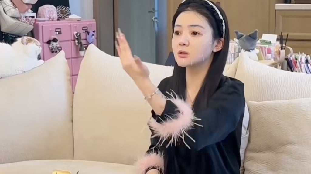 In an act of transparency, the influencer posted a photograph of her tax payment slip online. Photo: Douyin