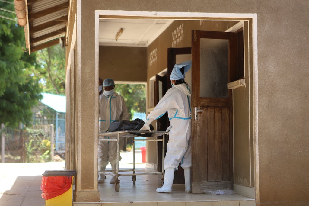 Morgue workers move a body of a victim of a religious cult for burial in Malindi. Photo: AP Morgue workers move a body of a victim of a religious cult for burial in Malindi. Photo: AP
