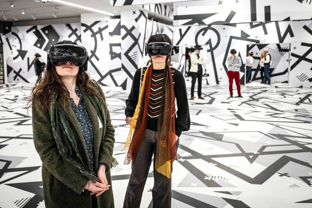 Wearing VR headsets, visitors can see the exhibition put on to rebel against 19th-century Paris’ art institutions. Photo: AFP