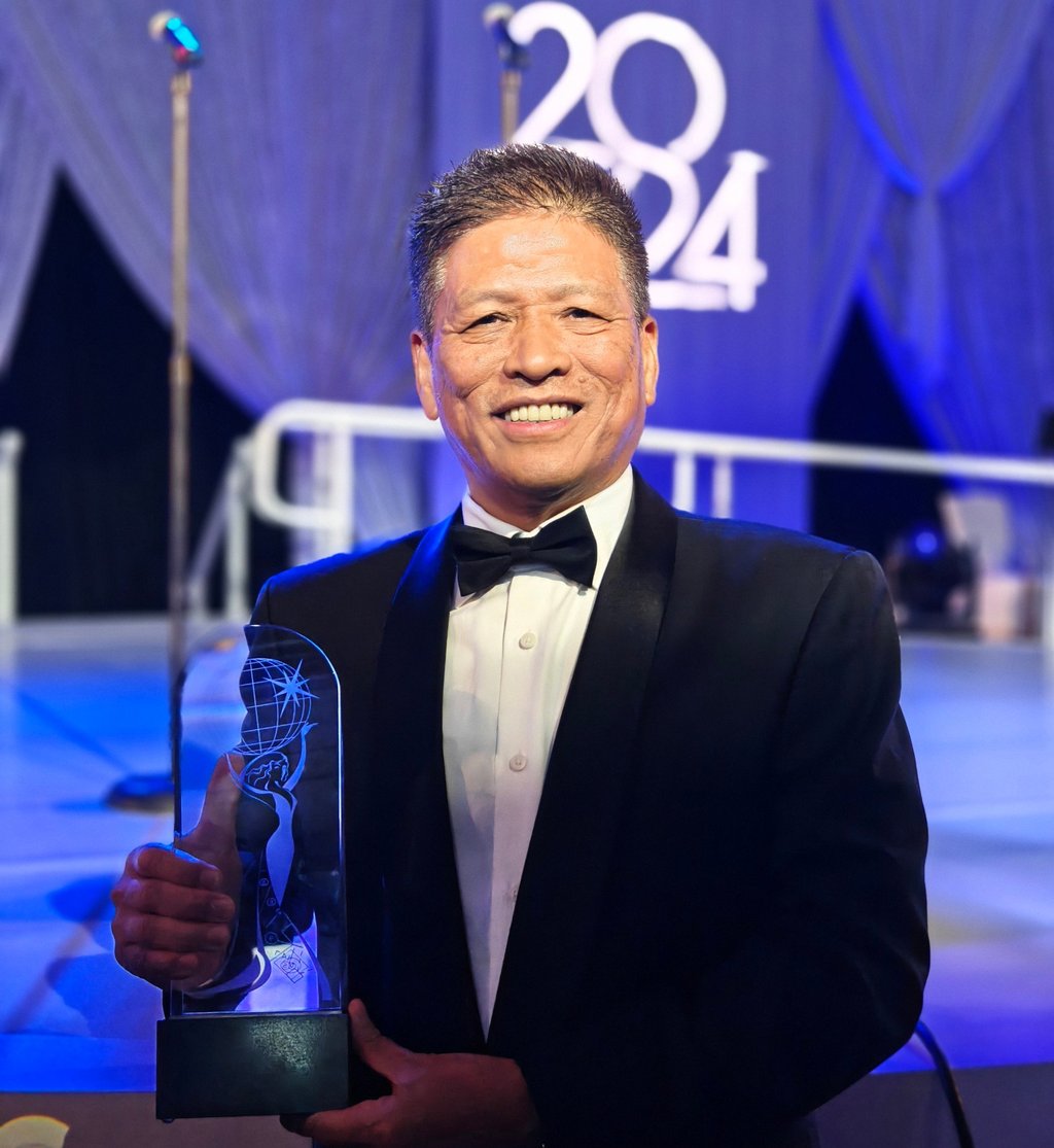 Su Zhigang accepting his award at the Thea Awards Gala. Su Zhigang accepting his award at the Thea Awards Gala.