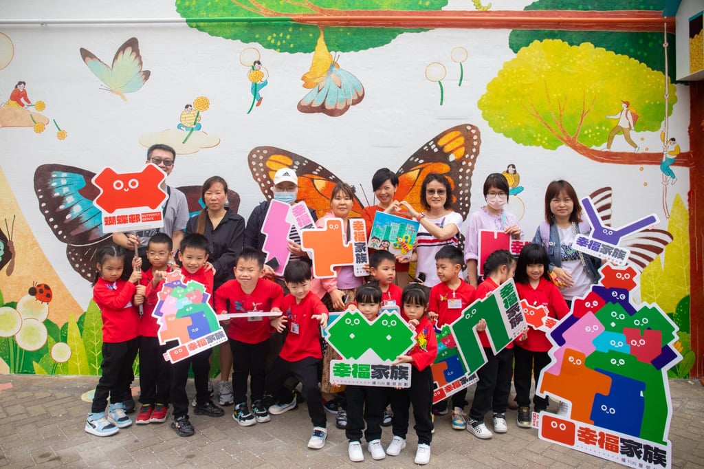 Secretary for Housing Winnie Ho and kindergarten pupils unveil a new mural for the renovation project at Butterfly Estate. Photo: Handout