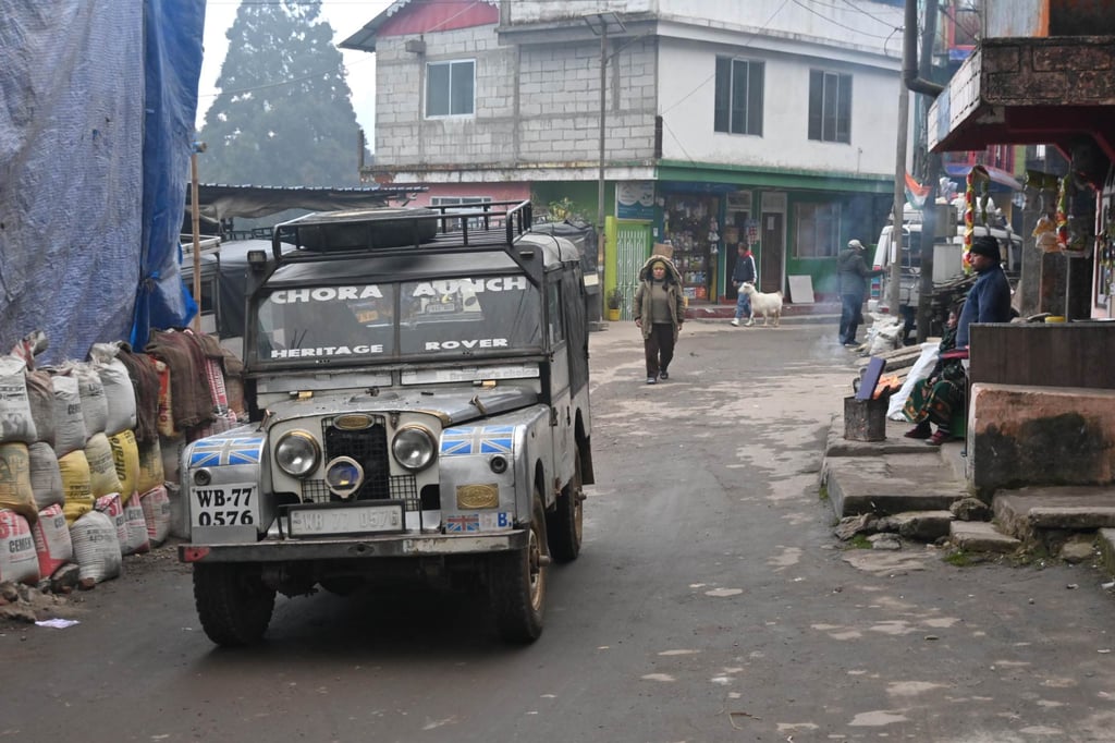 A Land Rover drives down a street in Manebhanjyang. Photo: Shail Desai A Land Rover drives down a street in Manebhanjyang. Photo: Shail Desai