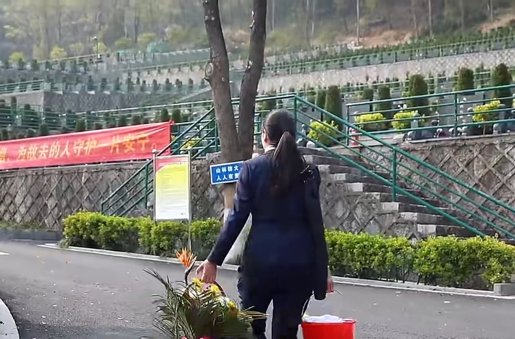 Professional tomb-sweeper, Zou Mengjun, says business has boomed in recent years. Photo: Baidu