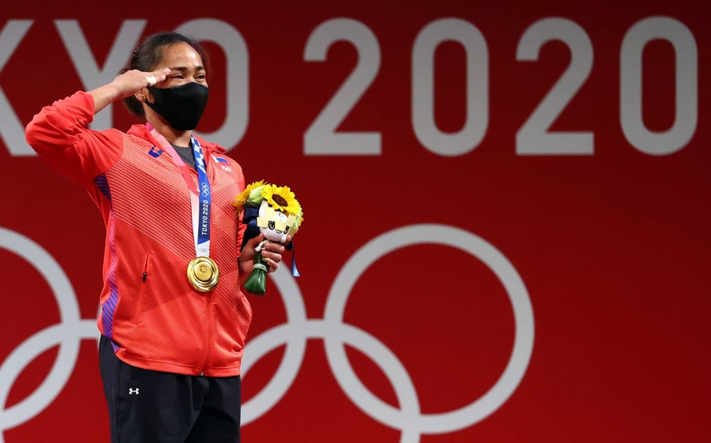 Hidilyn Diaz stands to attention during the medal ceremony at the Tokyo Olympics. Photo: Reuters