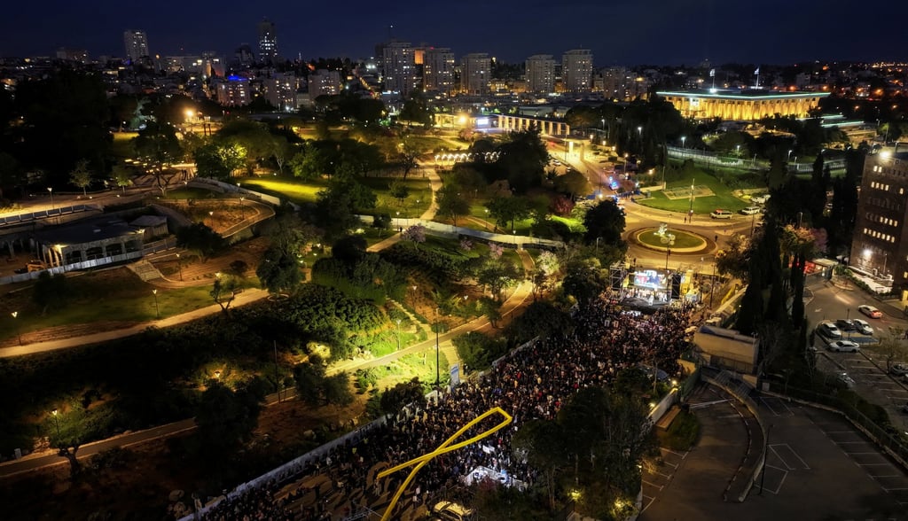 Israelis near Israel’s parliament in Jerusalem. Photo: Reuters Israelis near Israel’s parliament in Jerusalem. Photo: Reuters