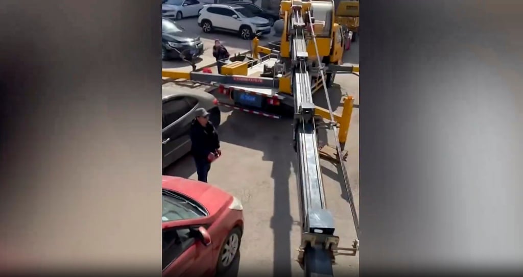 The caring mother-in-law left nothing to chance by calling in some heavy-lifting gear. Photo: 163.com