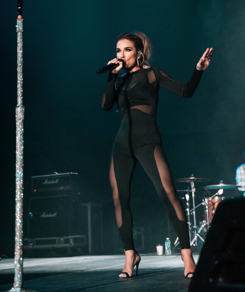 Jessie James Decker performs live in December 2022. Photo: @jessiejamesdecker/Instagram