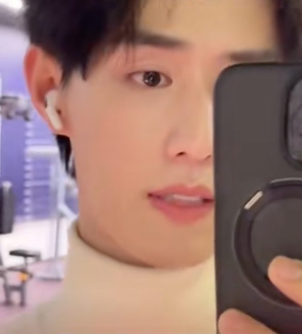 The man filmed his harasser in real time and was eventually forced to hide in a restaurant toilet. Photo: Douyin