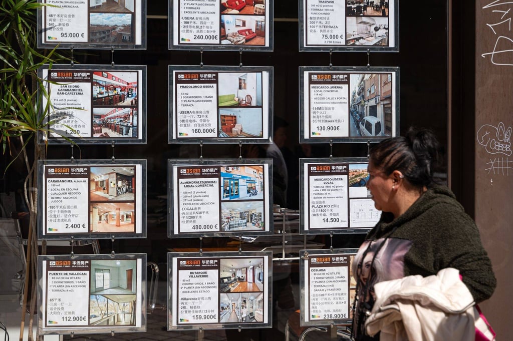 Sales advertisements in Chinese at a Madrid real estate agency. Photo: Bloomberg