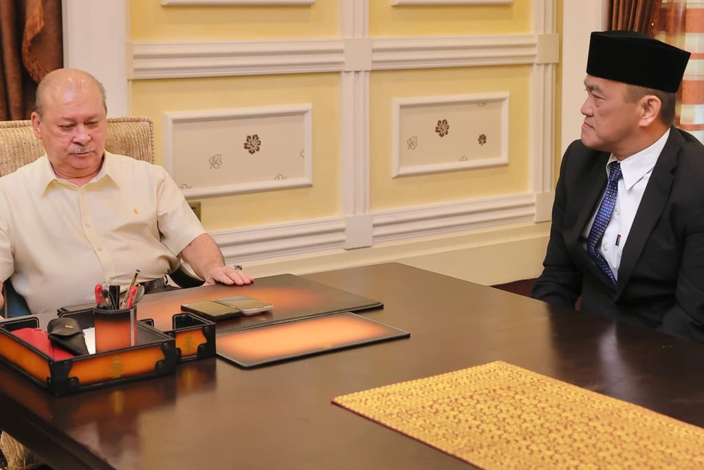 Malaysia’s king Sultan Ibrahim Iskandar with KK Super Mart founder Chai Kee Kan (right) at the national palace in Kuala Lumpur. Photo: Facebook/officialsultanibrahim