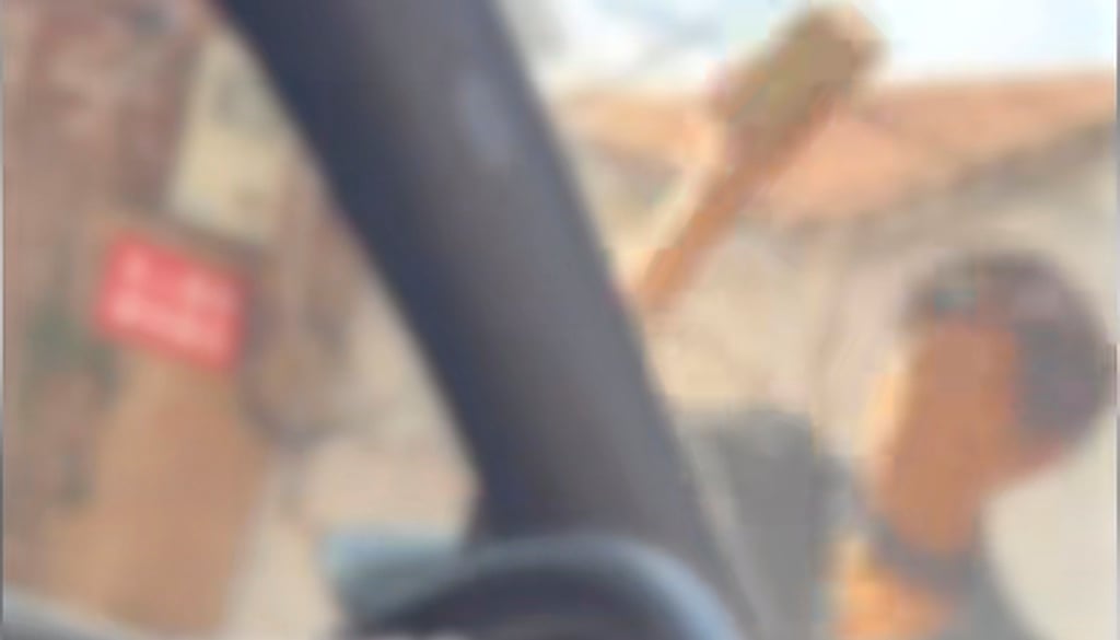 The fuming farmer picks up a brick and smashes the front of the Mercedes-Benz. Photo: Baidu The fuming farmer picks up a brick and smashes the front of the Mercedes-Benz. Photo: Baidu