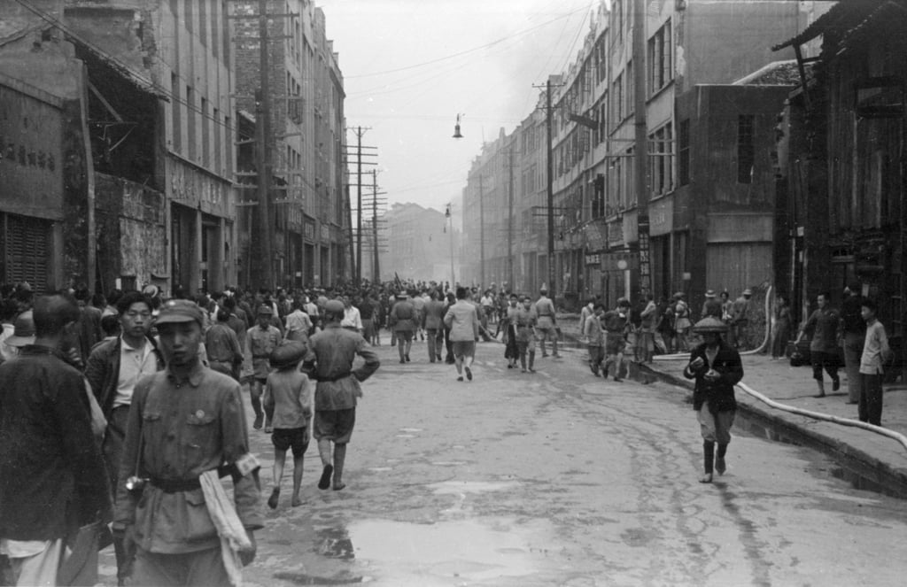 Chinese soldiers and civilians on a busy Chungking street, circa 1940. Photo: A Danger Shared/Melville Jacoby Chinese soldiers and civilians on a busy Chungking street, circa 1940. Photo: A Danger Shared/Melville Jacoby