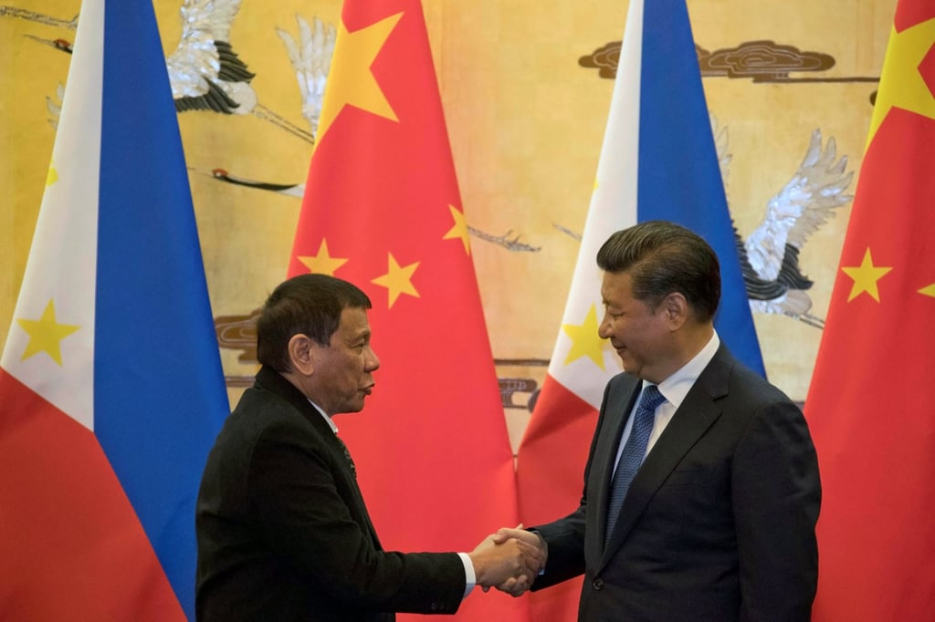 Philippine President Rodrigo Duterte (left) and Chinese President Xi Jinping shake hands after a signing ceremony held in Beijing on October 20, 2016. Photo: Reuters