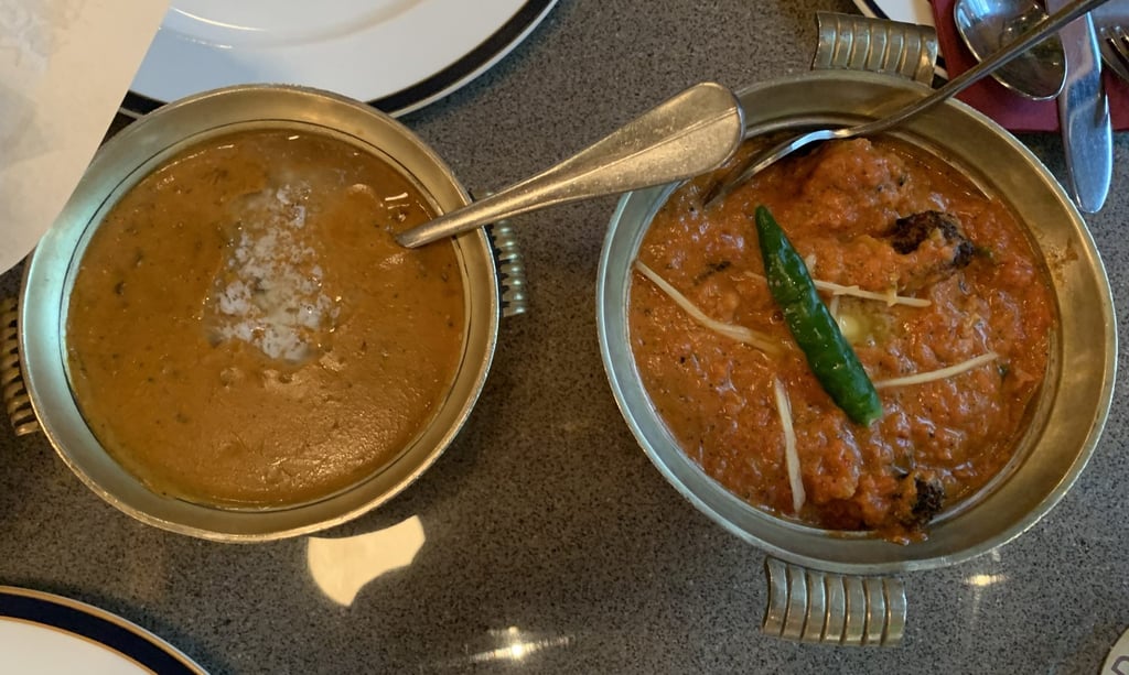 Daryaganj’s most popular dishes, dal makahani (left) and butter chicken (right). Photo: Amy Sood Daryaganj’s most popular dishes, dal makahani (left) and butter chicken (right). Photo: Amy Sood
