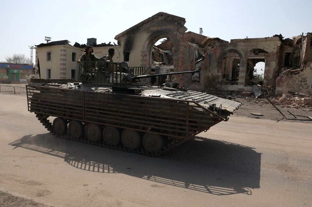 Ukrainian servicemen drive an infantry fighting vehicle past the destroyed railway station in the town of Kostyantynivka, Donetsk region, on Thursday. Photo: AFP Ukrainian servicemen drive an infantry fighting vehicle past the destroyed railway station in the town of Kostyantynivka, Donetsk region, on Thursday. Photo: AFP