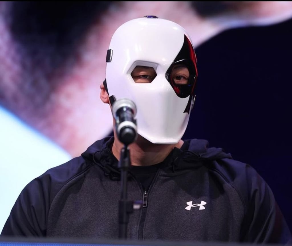 Zhang Zhilei waits behind a mask before being unveiled. Photo: Instagram/zhileibigbangzhang Zhang Zhilei waits behind a mask before being unveiled. Photo: Instagram/zhileibigbangzhang