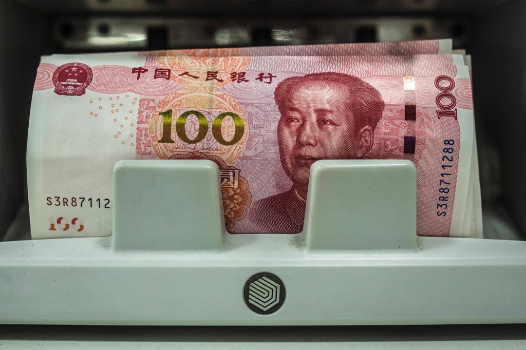 Chinese banknotes go through a counting machine in Hong Kong on October 18, 2022. Photo: Bloomberg