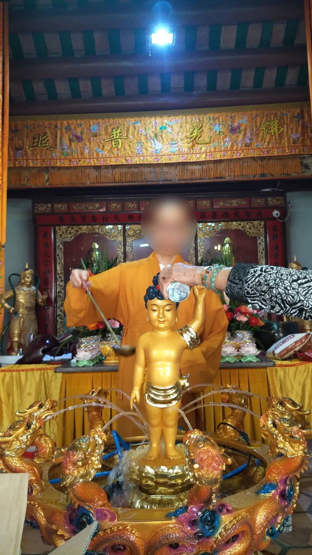 On the run killer Li surrounded the temple he was living in with surveillance cameras and wore a disguise when in public. Photo: The Paper On the run killer Li surrounded the temple he was living in with surveillance cameras and wore a disguise when in public. Photo: The Paper