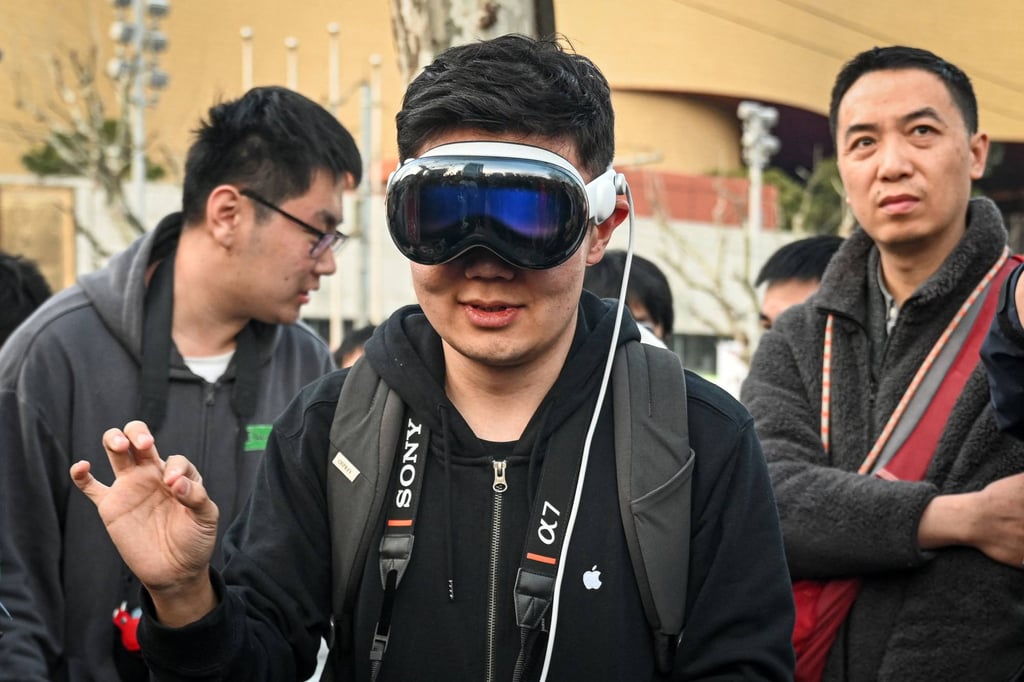 A man wearing his Vision Pro mixed-reality headset arrives before the opening of a new Apple Store in Shanghai on March 21, 2024. Photo: Agence France-Presse