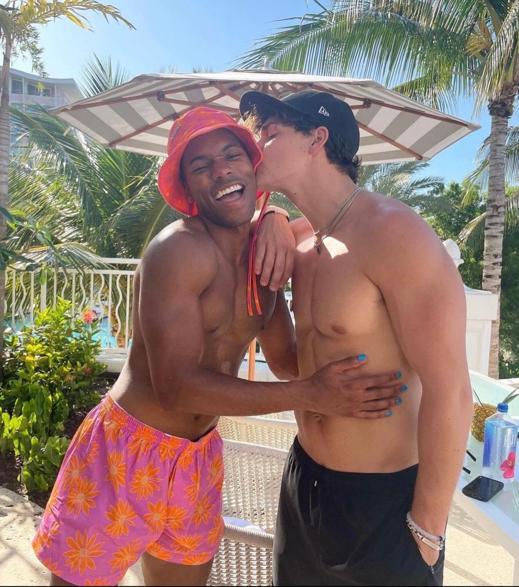 Noah Beck giving Carter Gregory a kiss on the cheek. The former has since posted an Instagram comment seemingly insisting that the pair are just friends. Photo: @7thcunt/X