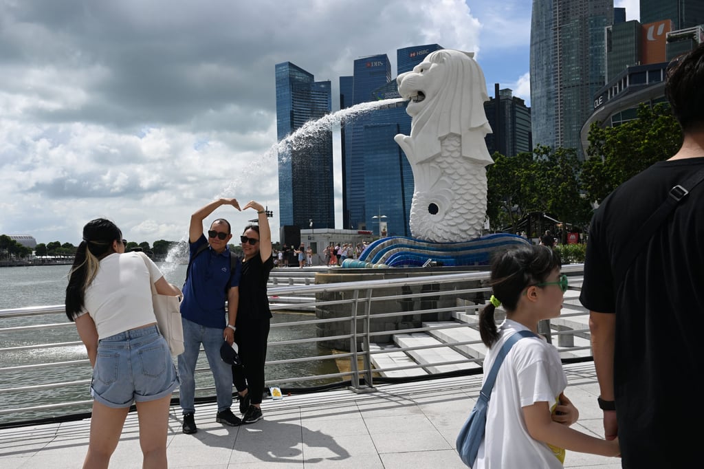 Tourists visit Merlion Park in Singapore. The city state has unveiled a guideline for flexible work arrangements. Photo: Xinhua Tourists visit Merlion Park in Singapore. The city state has unveiled a guideline for flexible work arrangements. Photo: Xinhua
