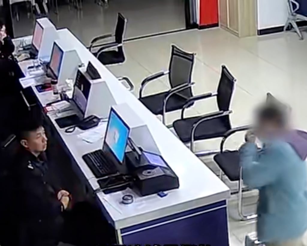 On checking the suitcase of fake cash, the woman went to the police thinking her boyfriend had been scammed. Photo: Baidu