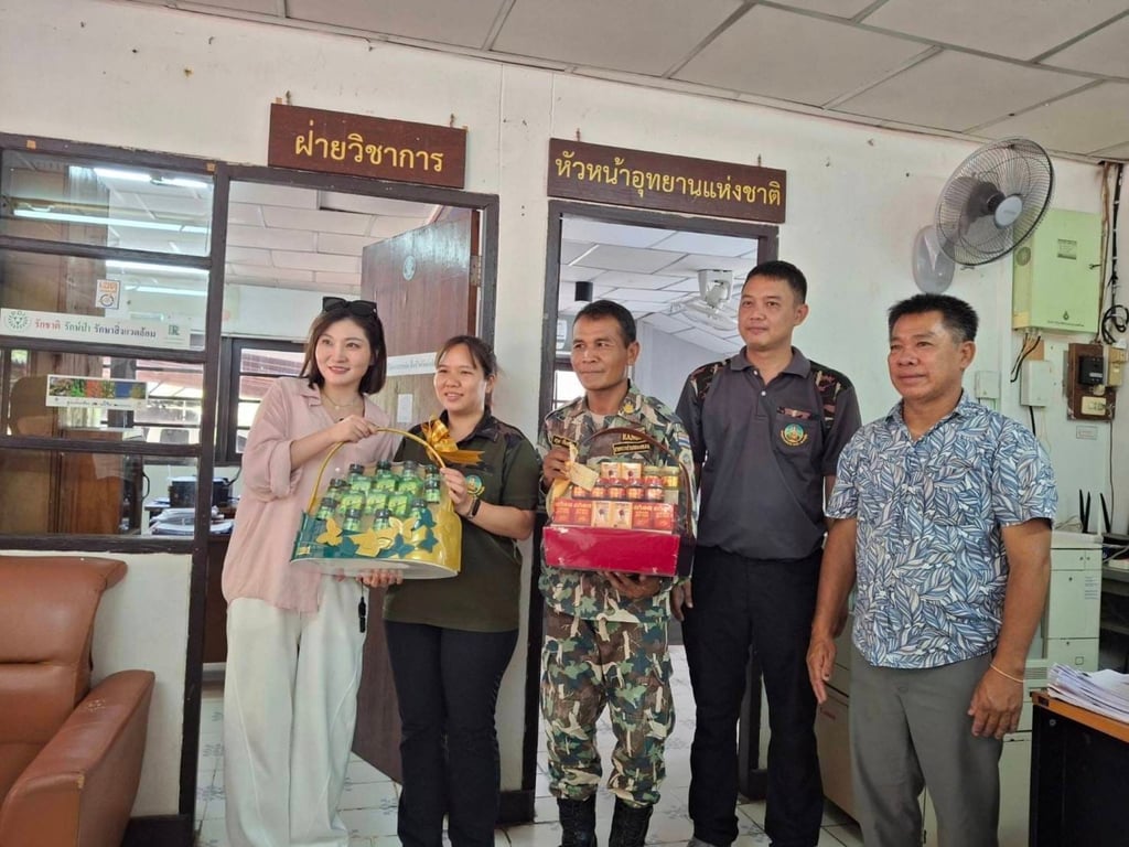 Wang Nan offers gift baskets to officials at Pha Taem National Park in Thailand. Photo: Facebook/pt074