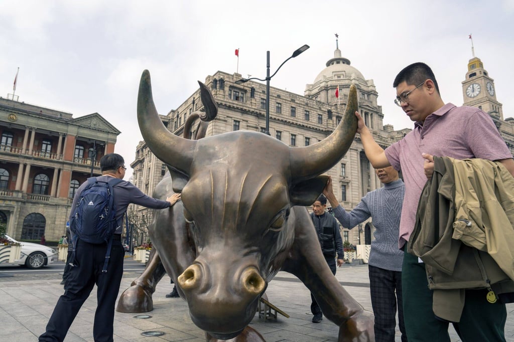 Pedestrians touch the Bund Bull in Shanghai, China, on Monday, Feb. 19, 2024. Photo: Bloomberg