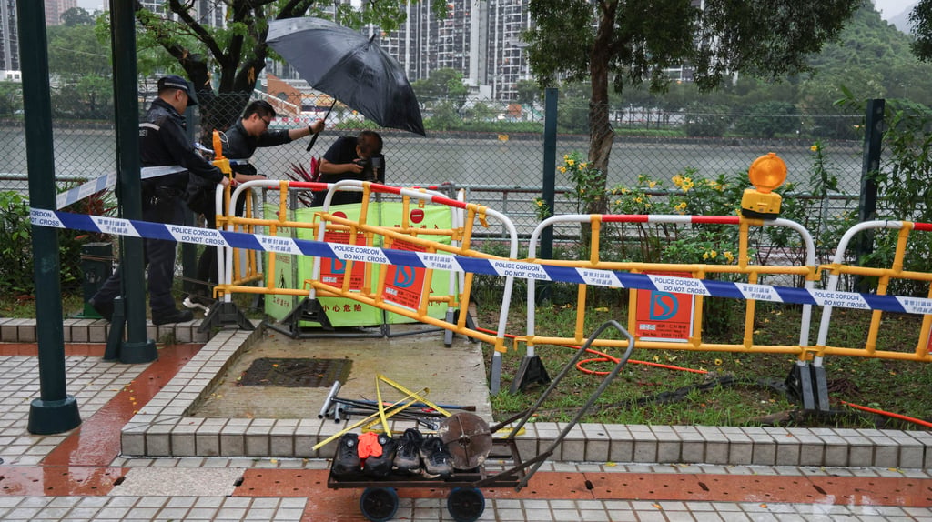 An investigation is continuing into the deaths of two sewer workers who are believed to have inhaled hydrogen sulphide in a manhole in Sha Tin. Photo: Jelly Tse An investigation is continuing into the deaths of two sewer workers who are believed to have inhaled hydrogen sulphide in a manhole in Sha Tin. Photo: Jelly Tse