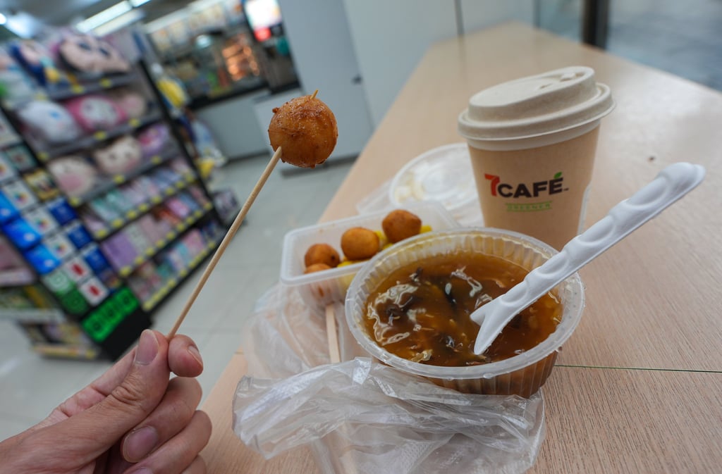 Staff provide customers with disposable plastic boxes, paper tableware and bamboo skewers for takeaway and eat-in orders. Photo: Eugene Lee Staff provide customers with disposable plastic boxes, paper tableware and bamboo skewers for takeaway and eat-in orders. Photo: Eugene Lee